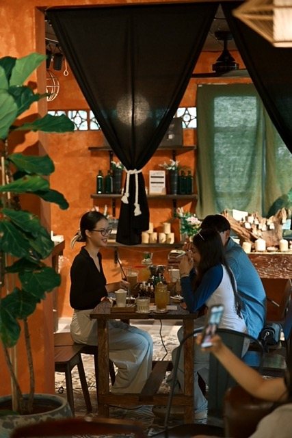 Khách đang pha mùi ở bàn workshop TRẠM