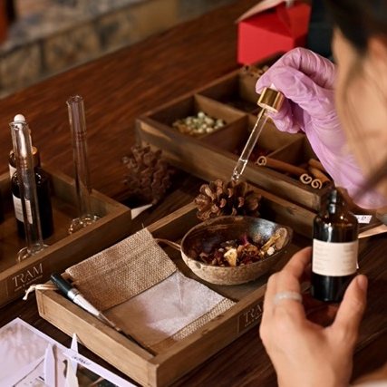 Tay gói túi thơm thảo mộc